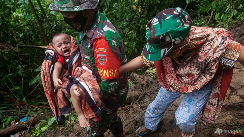 After seeing floods, Indonesian leader Joko Widodo to visit quake zone 