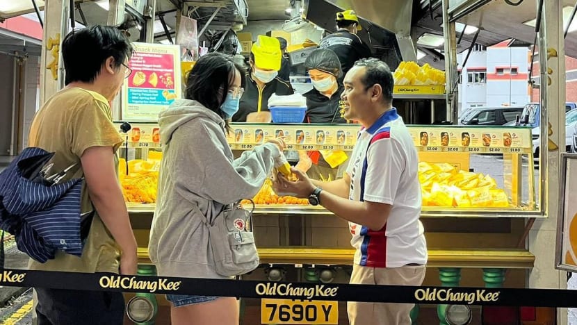 Penduduk Keat Hong terima sarapan percuma Old Chang Kee; warganet gesa AP lain anjur usaha serupa