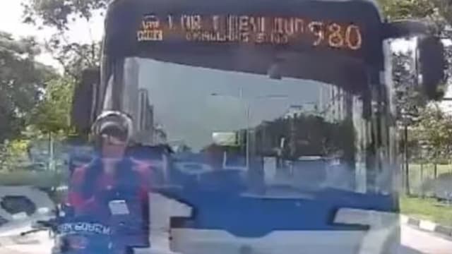 巴士刹车不及撞上前方摩托车 引发连环车祸