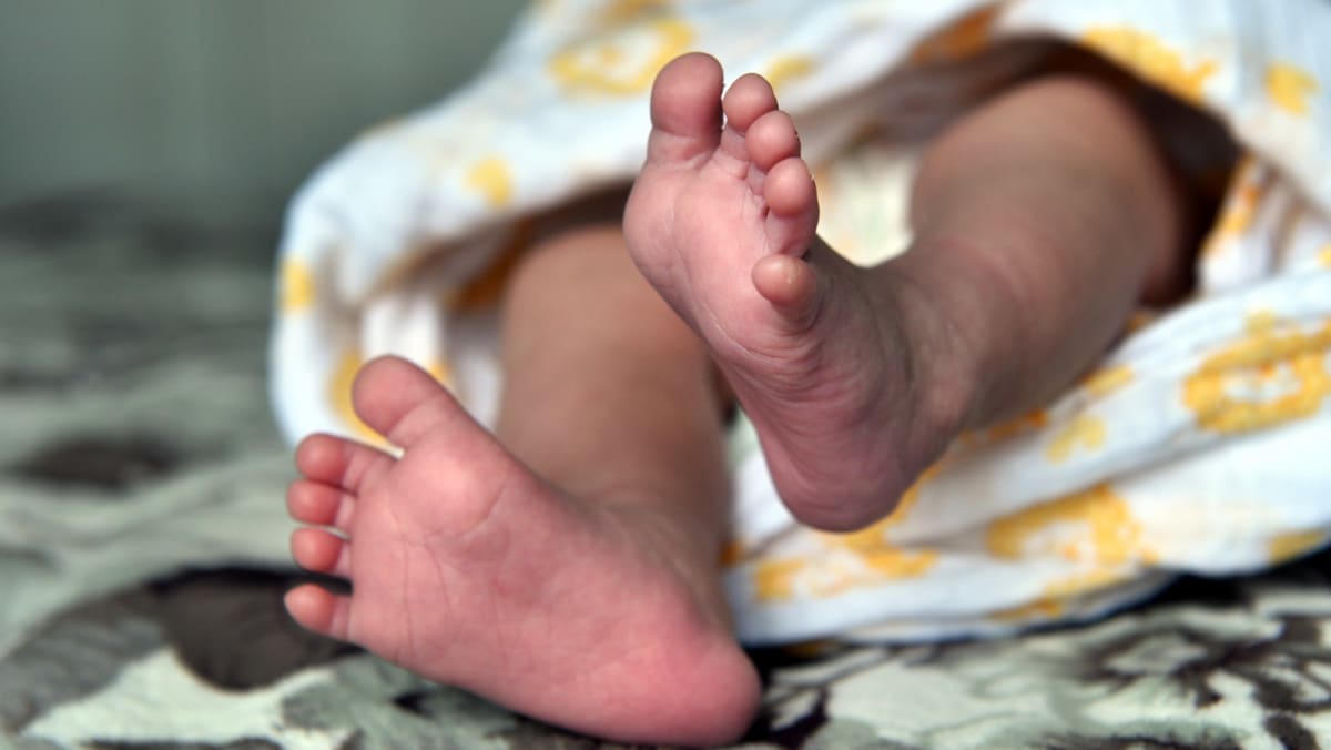 Bayi yang baru lahir pertama kali mati lemas saat di tempat tidur dengan orang tua yang sedang tidur: Koroner