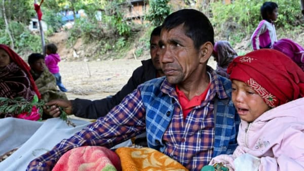 Tears of a child as Nepalis cremate quake dead