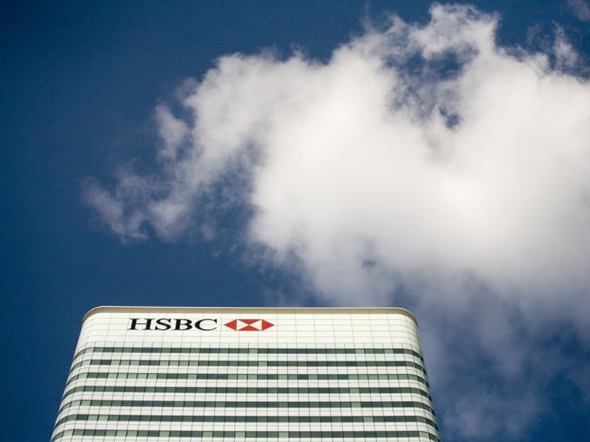 FILE PHOTO: The HSBC building in Canary Wharf in London October 8, 2008.    REUTERS/Kevin Coombs/File Photo