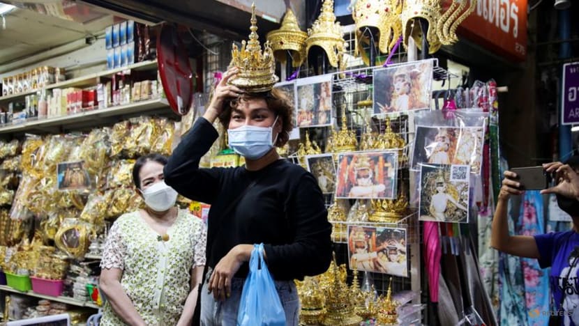 K-pop sensation Lisa thrills Thai fans with traditional headgear K-pop sensation Lisa thrills Thai fans with traditional headgear