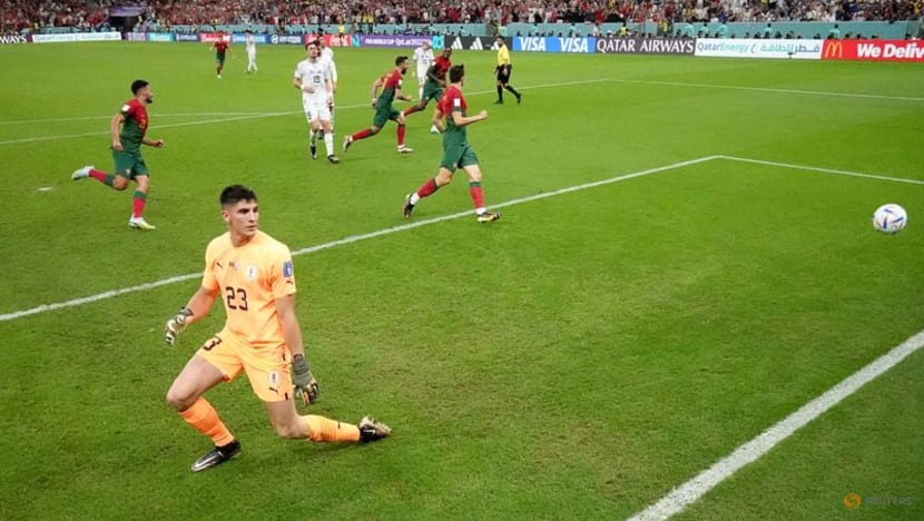 Fernandes double fires Portugal through to World Cup last 16