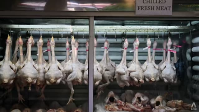 通膨推高鸡肉价格 巴刹摊主：农历新年生意跌近一半