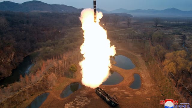 朝鲜称成功试射新型中远程导弹