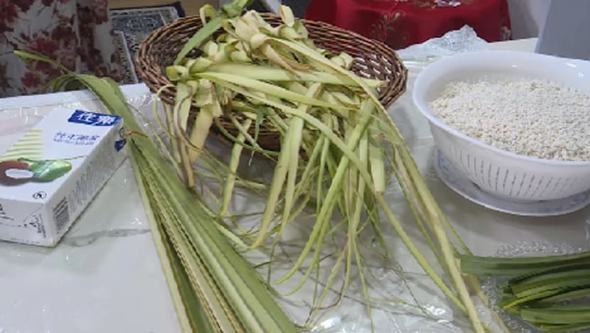 Tradisi anyam ketupat akan luput jika tidak diwarisi generasi muda Tradisi anyam ketupat akan luput jika tidak diwarisi generasi muda