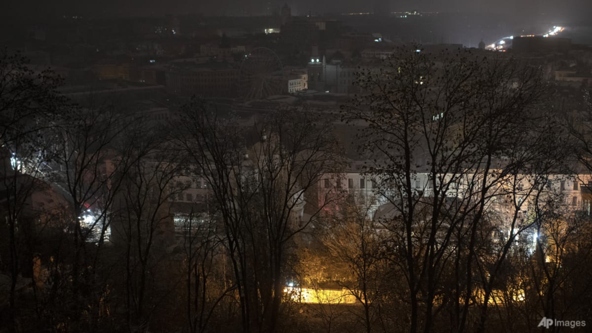 Pembekuan Ukraina secara bertahap memulihkan listrik setelah Rusia menyerang jaringan listrik