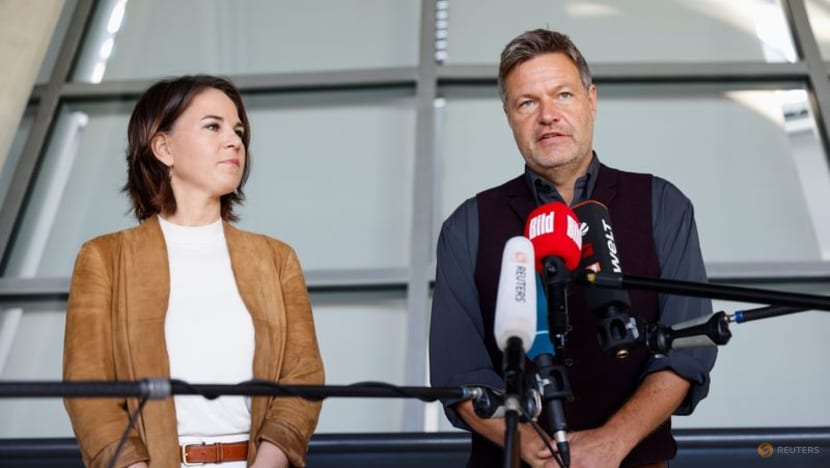 German 'kingmakers' to start three-way coalition talks with SPD German 'kingmakers' to start three-way coalition talks with SPD