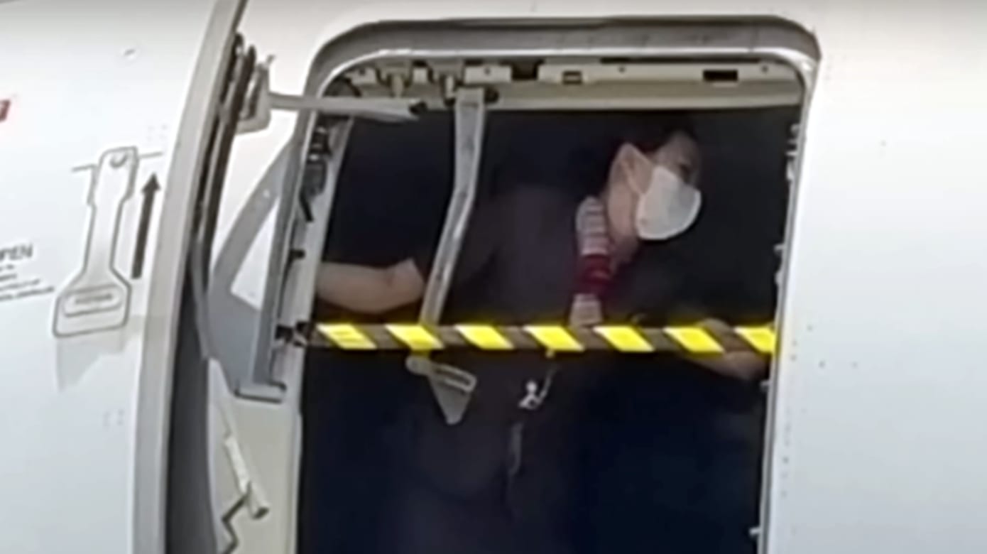 韩亚航空乘客开舱门 空姐用身体挡住门画面曝光获赞
