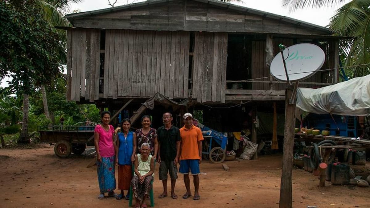 ‘Putriku, aku masih hidup’: Keluarga Kamboja yang mengungsi akibat perang bersatu kembali setelah 43 tahun