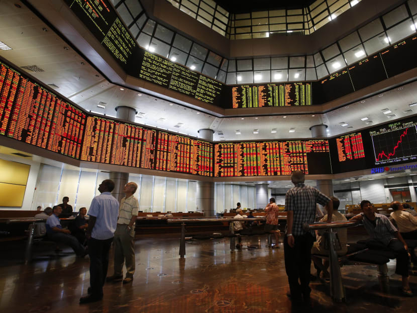 Investors monitor stock market prices in Kuala Lumpur August 16, 2013. Photo: Reuters