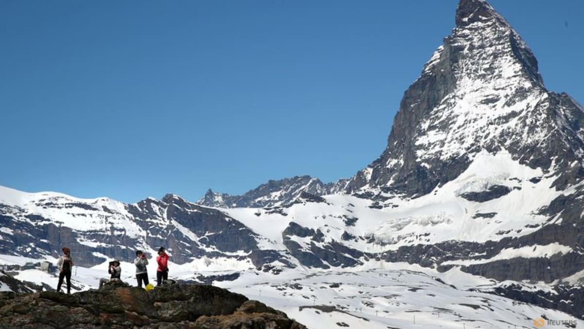 Helikopter suchen in der Schweiz nach Skifahrer, fünf weitere werden tot aufgefunden Helikopter suchen in der Schweiz nach Skifahrer, fünf weitere werden tot aufgefunden