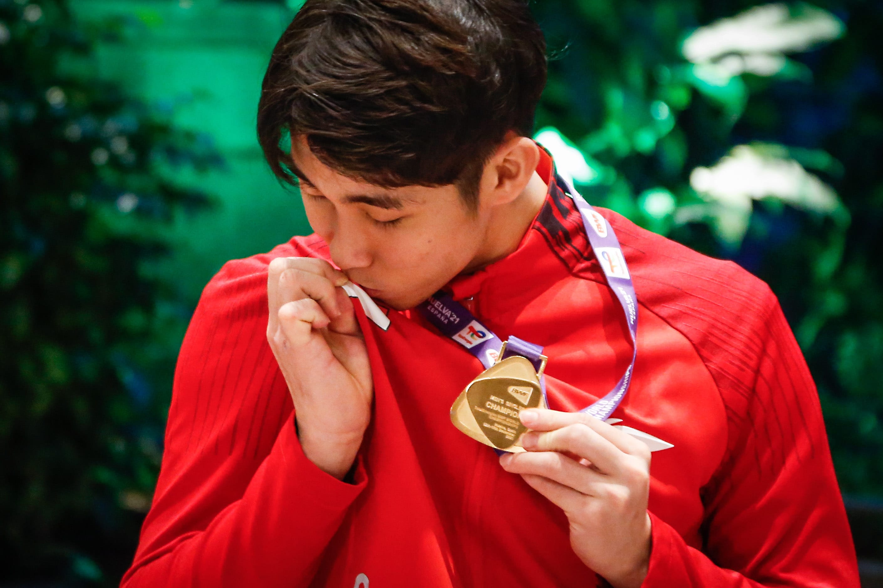 Badminton world champion Loh Kean Yew kissing the Singapore flag on his attire. Badminton world champion Loh Kean Yew kissing the Singapore flag on his attire.