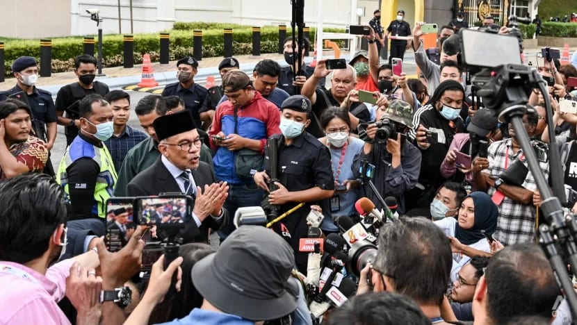 மலேசியாவின் 10ஆவது பிரதமராகப் பொறுப்பேற்கும் அன்வார் இப்ராஹிம் - யார் இவர்? மலேசியாவின் 10ஆவது பிரதமராகப் பொறுப்பேற்கும் அன்வார் இப்ராஹிம் - யார் இவர்?
