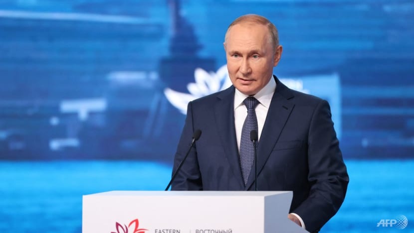 Sanctions pull Russian billionaires tighter into Putin's embrace Sanctions pull Russian billionaires tighter into Putin's embrace