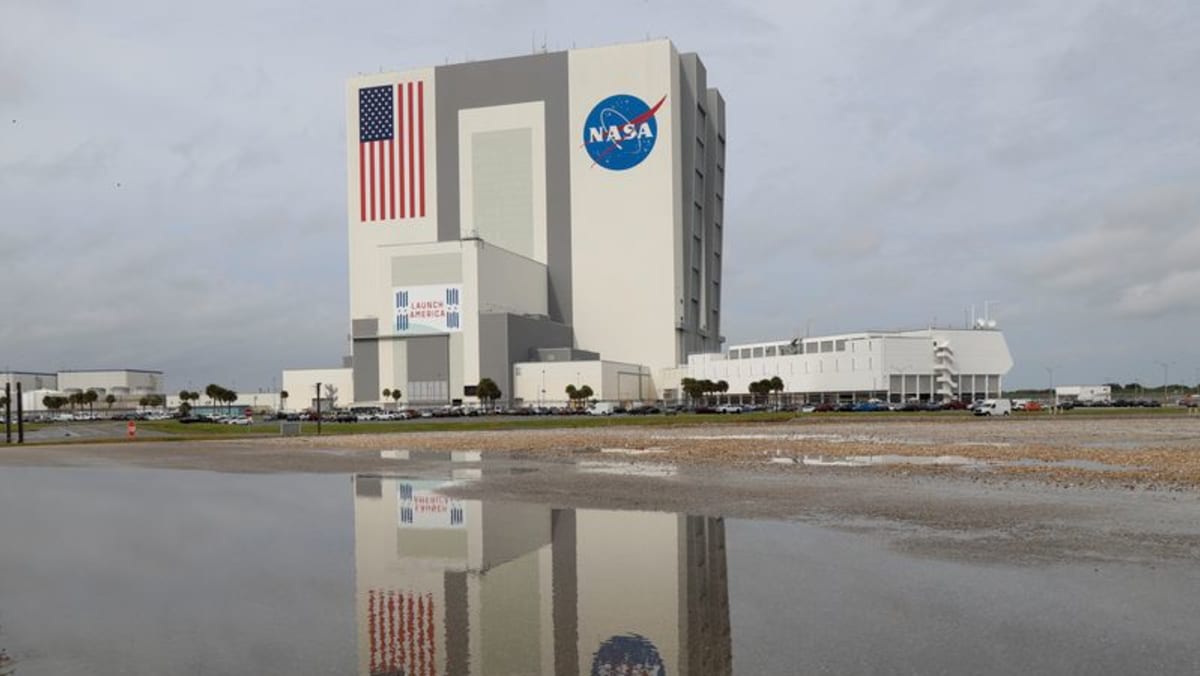 Penempatan roket bulan baru NASA ke landasan peluncuran telah tertunda setidaknya satu bulan