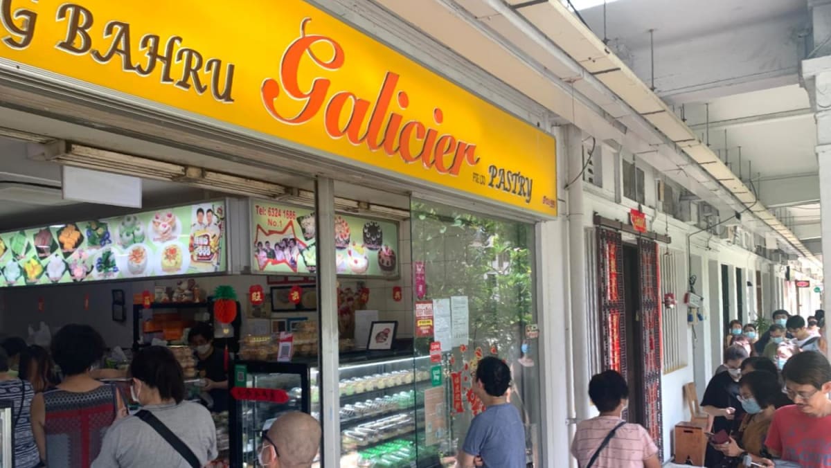 Antrean panjang di toko roti Tiong Bahru Galicier Pastry yang populer menyusul berita penutupan yang akan datang
