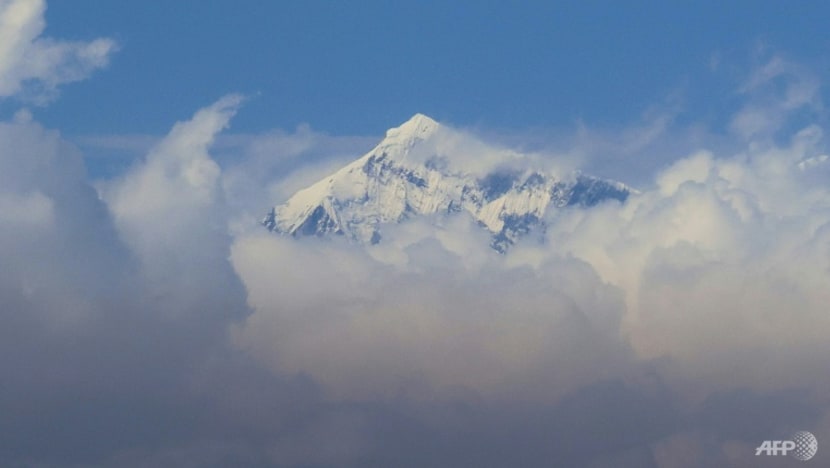 Two climbers die on Everest, toll reaches 7