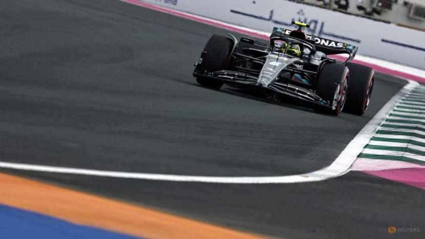 Hamilton "at a bit of a loss" with his Mercedes Hamilton "at a bit of a loss" with his Mercedes