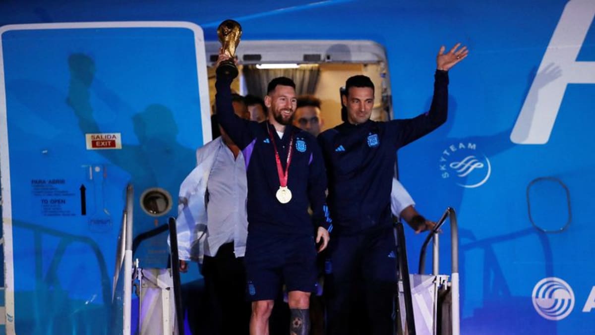 Pahlawan Piala Dunia Argentina terpaksa meninggalkan parade bus dan menyelesaikan perayaannya dengan helikopter