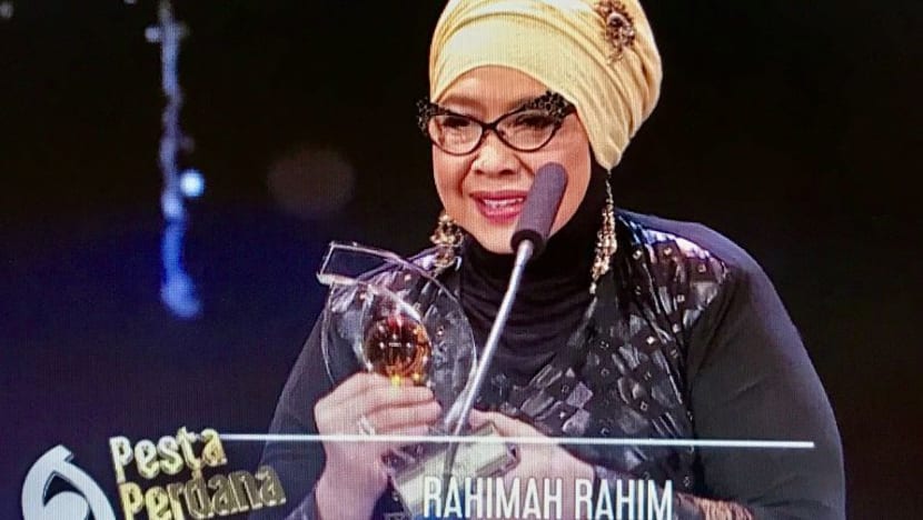 Rahimah Rahim penerima Anugerah Sepanjang Hayat Pesta Perdana - Anugerah Perdana Emas