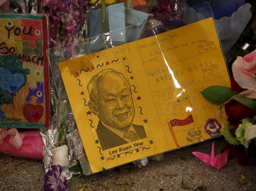 A card for Singapore's former prime minister Lee Kuan Yew lies at a well-wishing corner at the Singapore General Hospital in Singapore March 23, 2015. Photo: Reuters