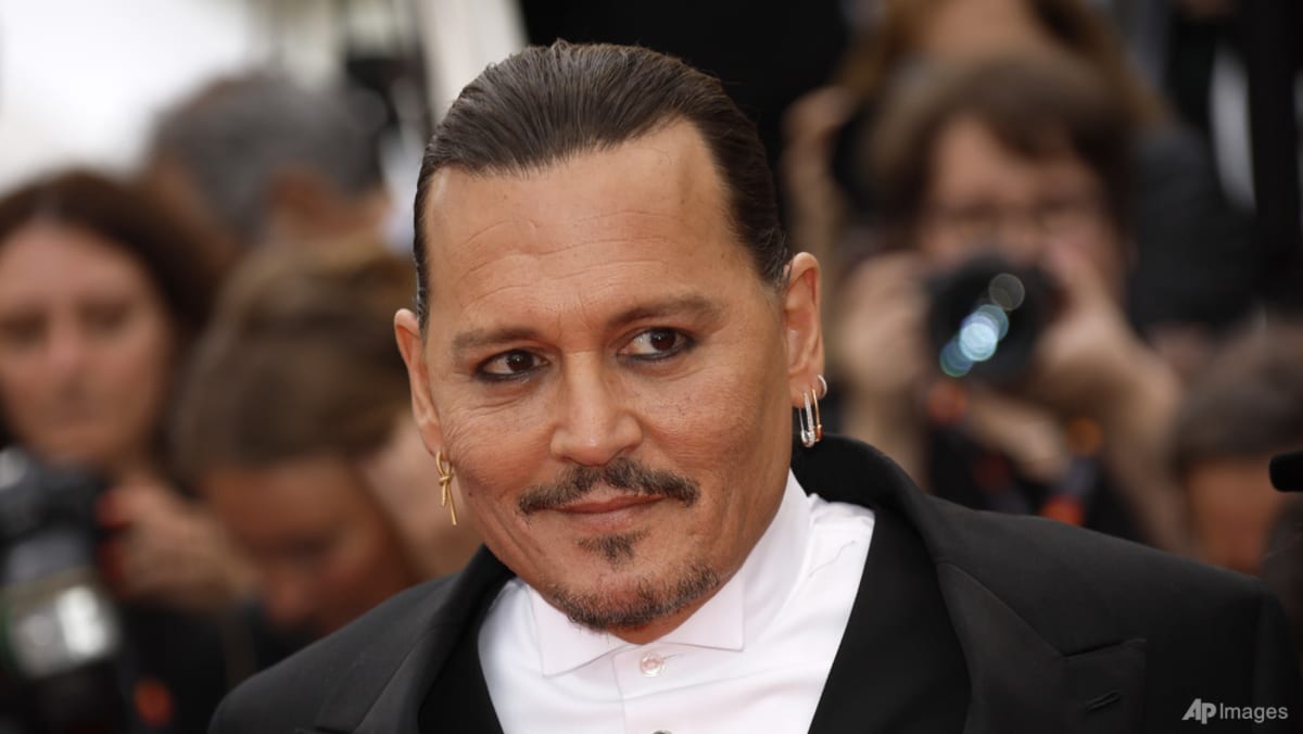 Johnny Depp kembali menjadi selebriti dengan film pembuka Cannes