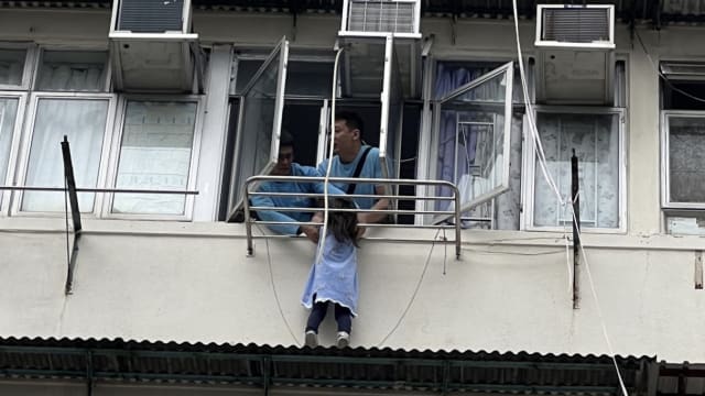 香港三岁女童爬出晒衣架受困 被“晾”在屋外两晒衣杆间 