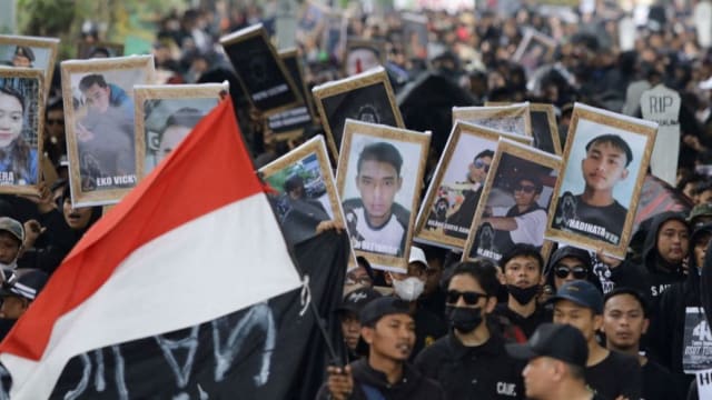 印尼数千名球迷上街示威 要求进一步调查践踏事故