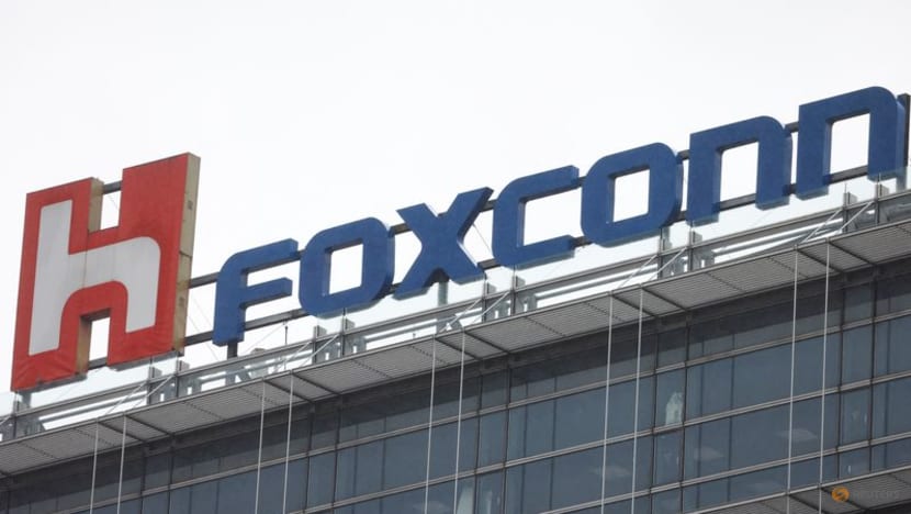 Chinese authorities call on retired soldiers to help Foxconn iPhone plant: Report