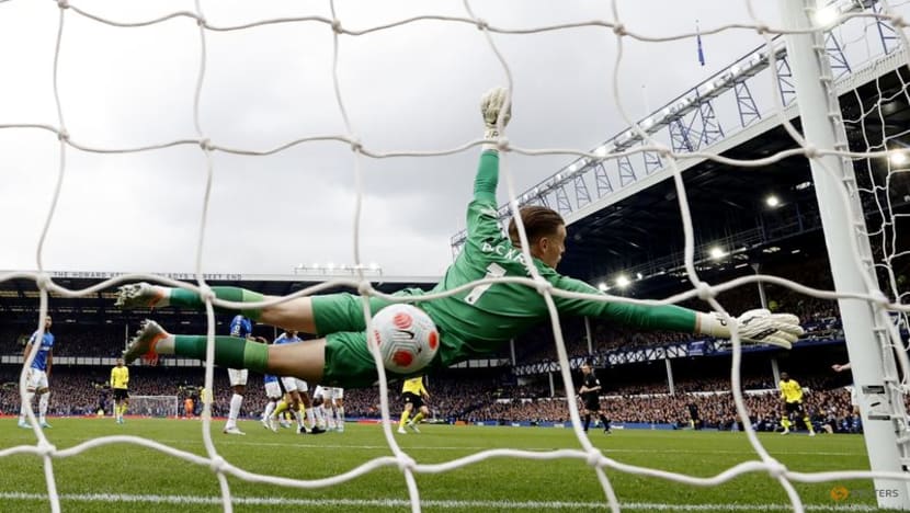Everton's Pickford praised for world-class saves in win over Chelsea