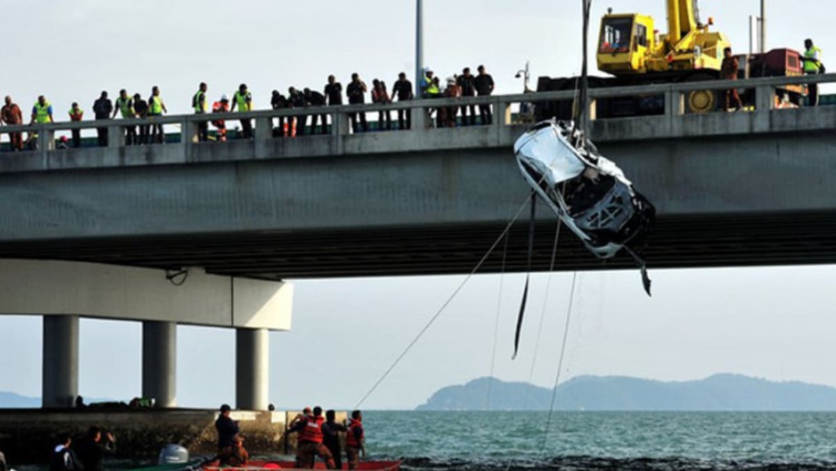 Kereta Terhumban Ke Dalam Laut