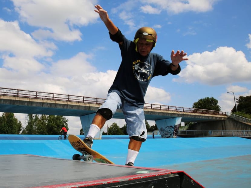 81-year-old Japanese learns skateboarding to prevent dementia 81-year-old Japanese learns skateboarding to prevent dementia