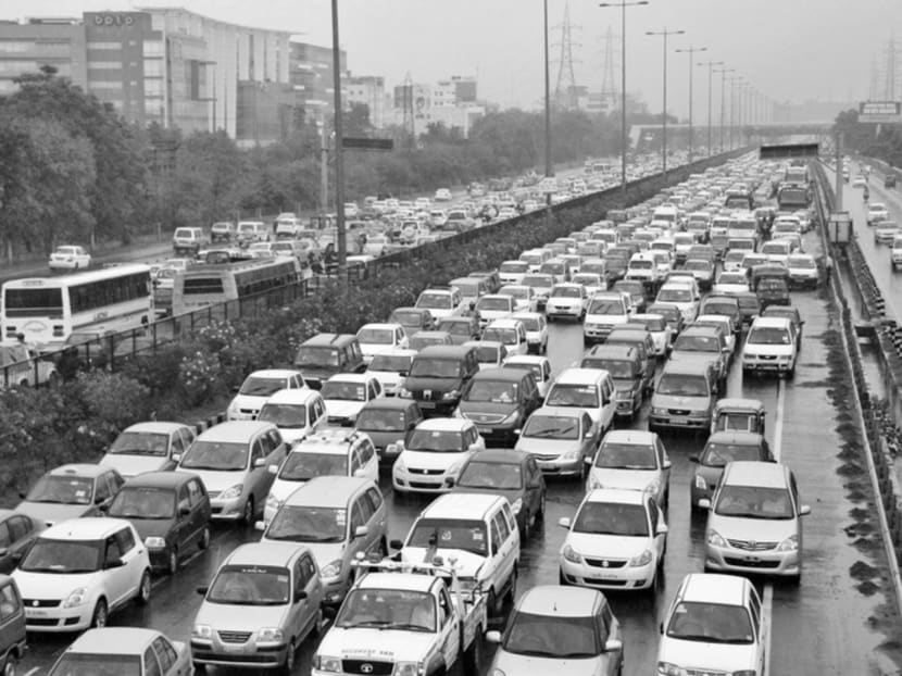 Heavy traffic moves along a busy road as it rains during a power-cut at the toll-gates at Gurgaon on the outskirts of New Delhi, on July 31, 2012. Photo: Reuters
