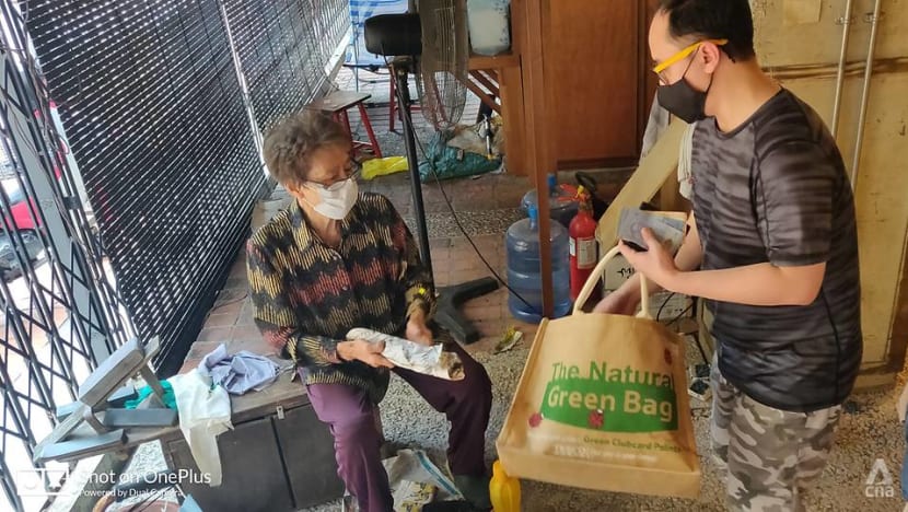 Pasangan Adik Beradik Warga Emas Teruskan Profesion Mengasah Pisau Di Kuala Lumpur Cna