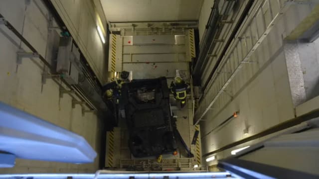 错把电梯当停车位 德国女子连人带车坠十米深电梯井
