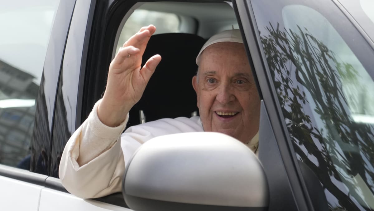 Paus Fransiskus meninggalkan rumah sakit dan berkata ‘Saya masih hidup’