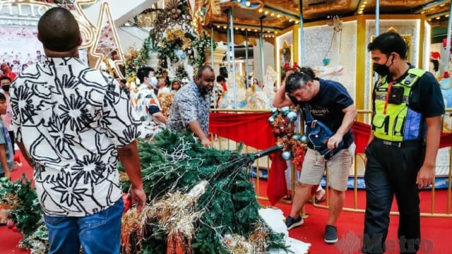 隆市商场圣诞树突掉落　狮城游客头部被砸伤 