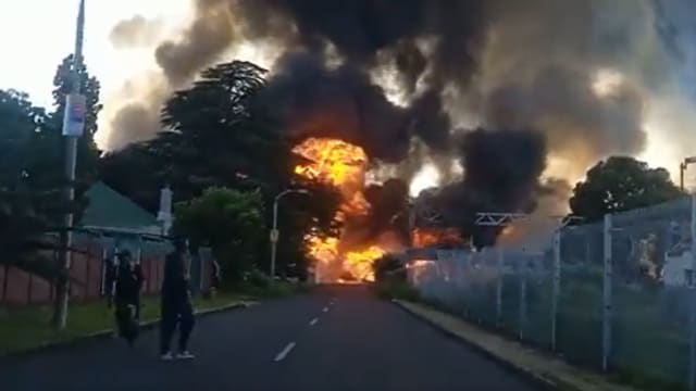 南非液化石油气储槽车爆炸 十死50伤