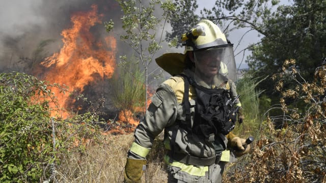西班牙北部地区野火肆虐 数百名消防员出动灭火