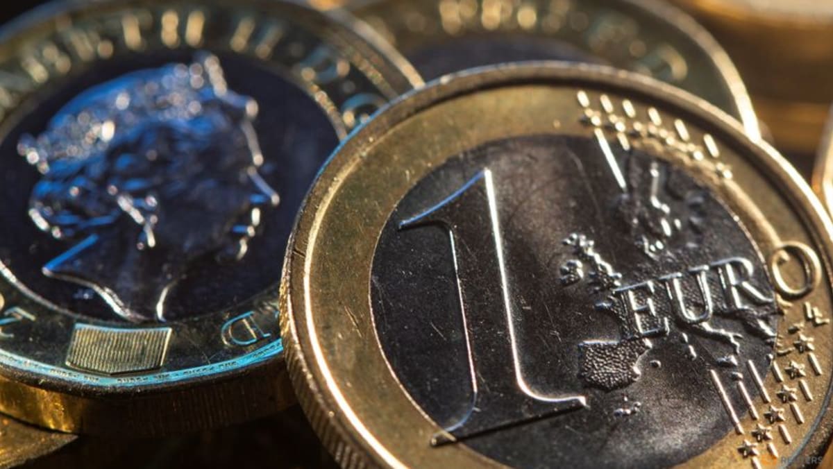 Euro, penurunan sterling pada data aktivitas bisnis yang lemah, kesengsaraan anggaran Inggris