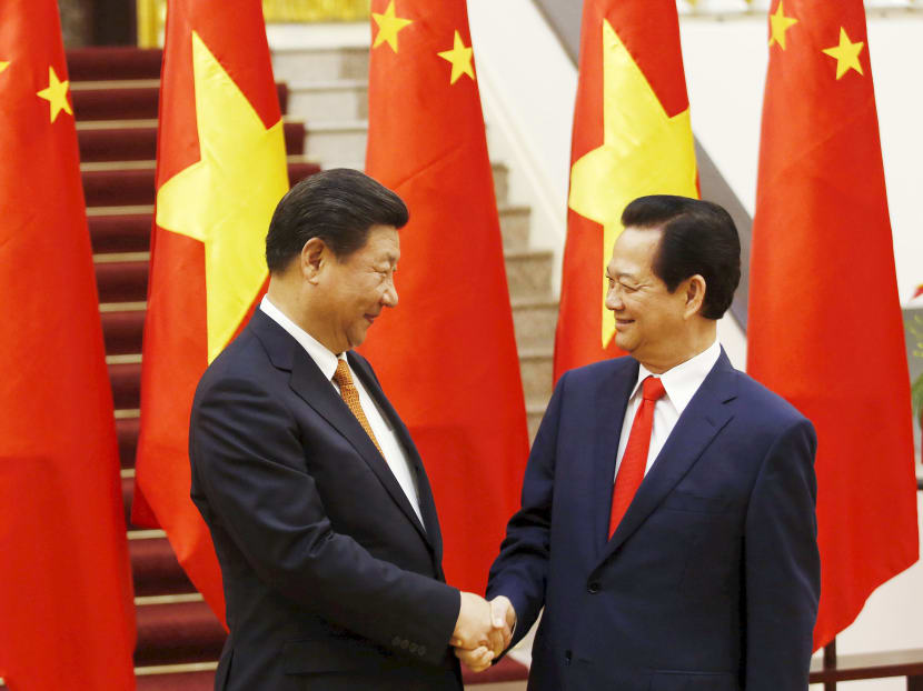 China's President Xi Jinping (left) shakes hands with Vietnam's Prime Minister Nguyen Tan Dung before their meeting at the Government Office in Hanoi on Nov 5, 2015. Photo: Reuters