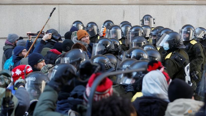 Canadian police use pepper spray, stun grenades in push to clear capital Canadian police use pepper spray, stun grenades in push to clear capital