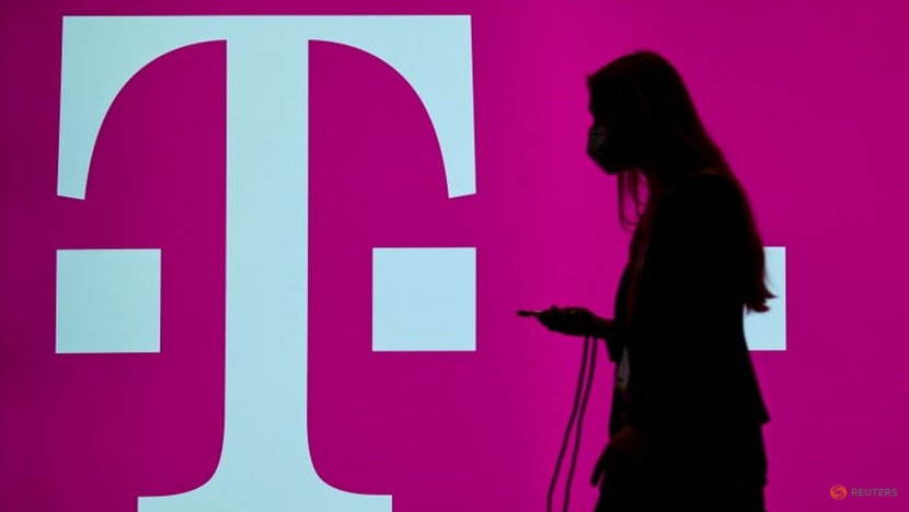 Deutsche Telekom to enter optic fibre deal with Australian investor, source says Deutsche Telekom to enter optic fibre deal with Australian investor, source says
