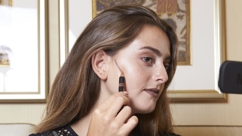 How To Contour With Just One Pencil (And Your Fingers) How To Contour With Just One Pencil (And Your Fingers)