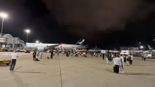 国泰航空一架客机疑故障终止起飞 11名乘客受伤