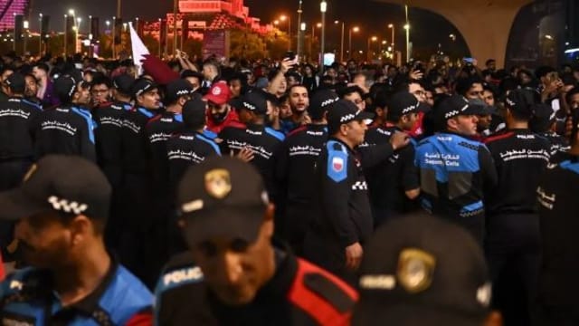 世界杯球迷区人潮汹涌 镇暴警察出动防挤压事件