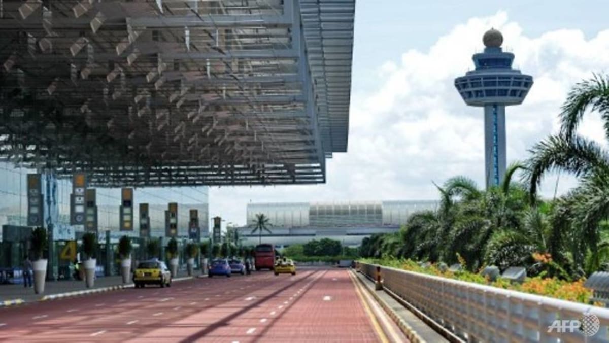 Petugas keamanan Bandara Changi yang mencuri jam tangan penumpang senilai S.000 dipenjara