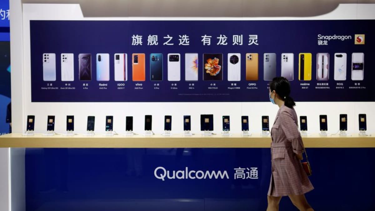 Qualcomm forecasts earnings below expectations as smartphone demand worsens
